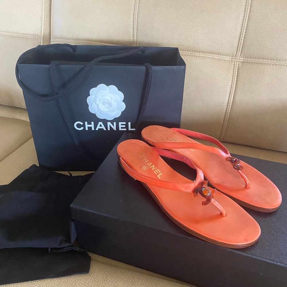 Chanel Tortoise Turnlock USA 9 Burnt Orange Thongs